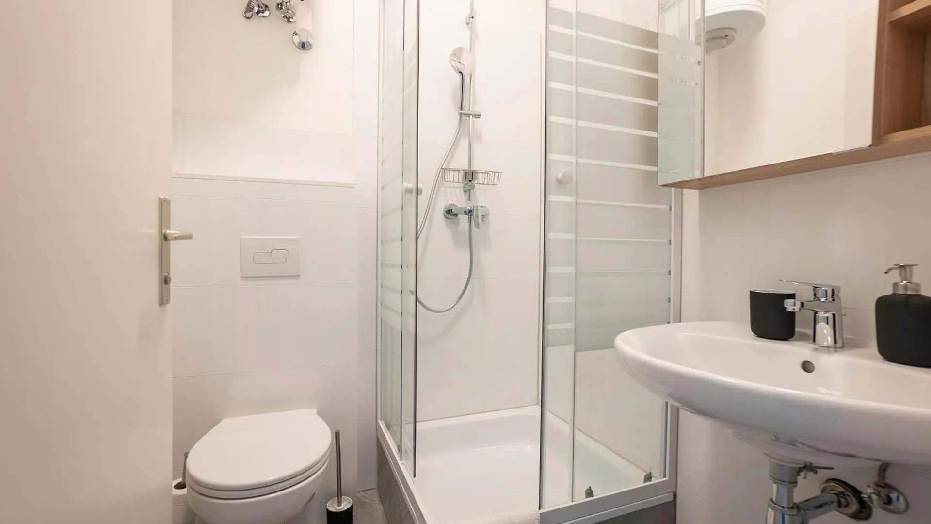Homely 40M Apt, King-Size Bed, Next To Downtown Viyana 0*,