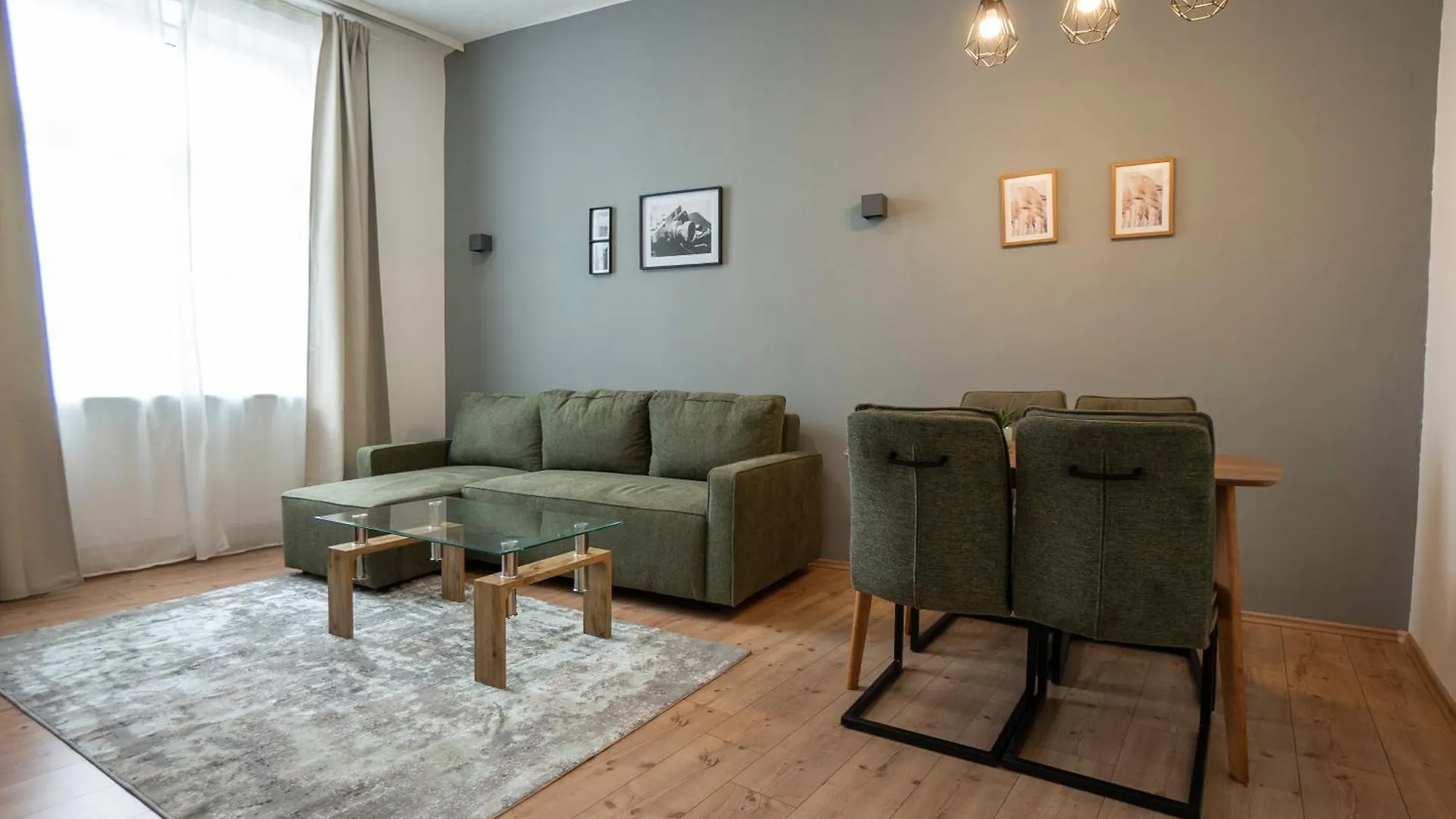 Homely 40M Apt, King-Size Bed, Next To Downtown location